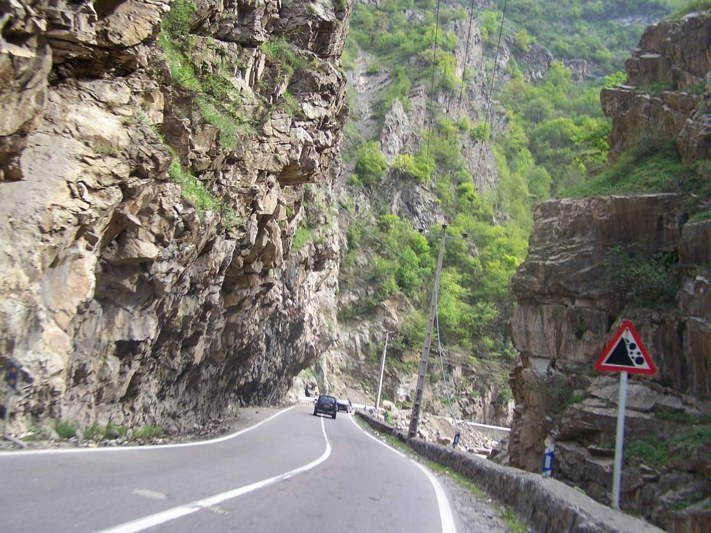 احضار پیمانکار جاده چالوس و تشکیل پرونده قضایی برای وی به احضار پیمانکار جاده چالوس و تشکیل پرونده قضایی برای وی به دلیل نامناسب بودن آسفالت