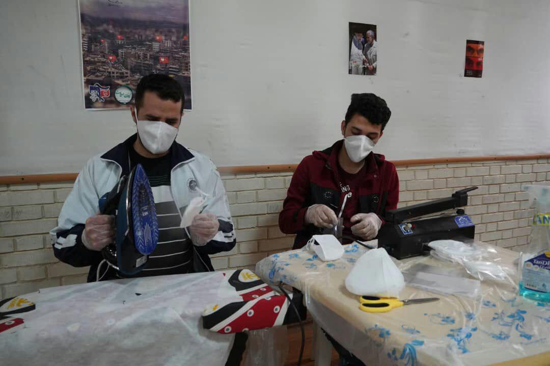 جهادگران دانشگاه فرهنگیان قزوین با فراوری ماسک به مبارزه با کرونا رفتند