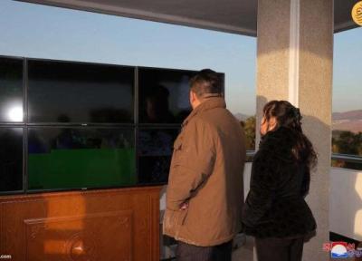 رهبر کره شمالی و دخترش درحال تماشای آزمایش موشکی